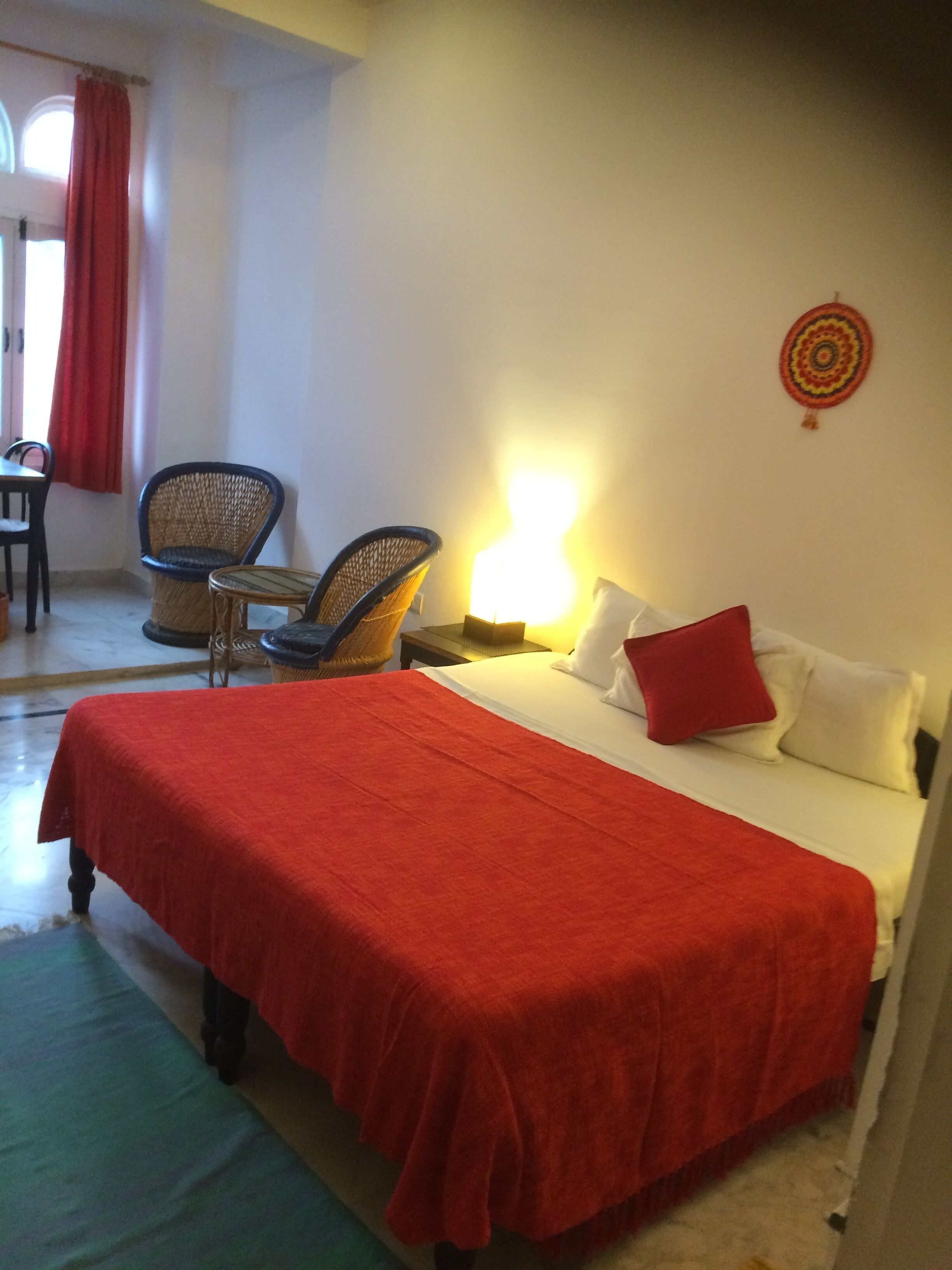 Standaard kamer, 1 twee- of 2 eenpersoonsbedden, balkon, uitzicht op bergen | Een kluis op de kamer, geluiddichte muren, een strijkplank/strijkijzer