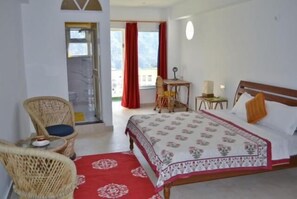 In-room safe, soundproofing, iron/ironing board, free WiFi