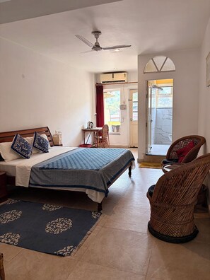 Chambre Deluxe double ou avec lits jumeaux, balcon, vue sur la montagne | Coffre-fort, système d’insonorisation, fer et planche à repasser