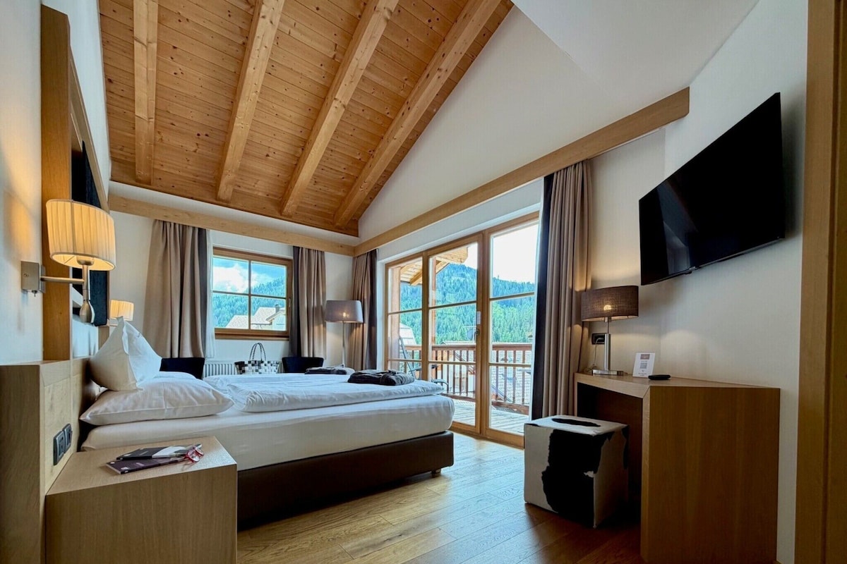 Quarto superior, sacada | Cofres nos quartos, quartos à prova de som, Wi-Fi de cortesia