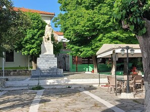 Outdoor dining - Stella’s House — A Cozy Island Hideaway in Beautiful Samos (Mitilini)