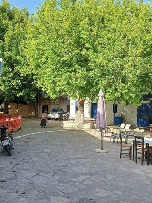 Outdoor dining - Stella’s House — A Cozy Island Hideaway in Beautiful Samos (Mitilini)
