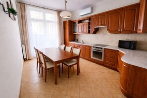 Fridge, microwave, oven, stovetop - 4-bedroom Sauna Apartment in Old Town (Kraków)