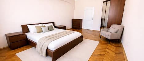 4 habitaciones, escritorio, tabla de planchar con plancha y wifi