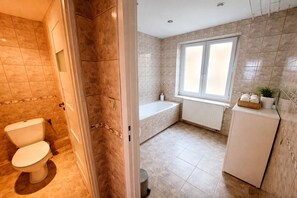 Hair dryer, towels, toilet paper - 4-bedroom Sauna Apartment in Old Town (Kraków)