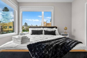 Room - 2 King Bed | Sofa Bed | Garage | Min to UofC | NEW (Calgary)