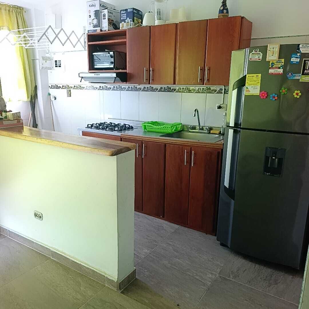 Refrigerador, horno, placa de cocina, utensilios de cocina