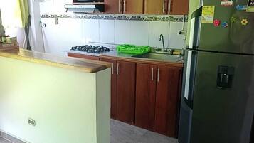 Refrigerador, horno, placa de cocina, utensilios de cocina