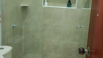 Toallas, jabón, shampoo, papel de baño