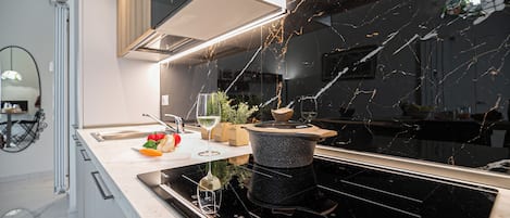 Frigorífico, microondas, placa de cocina y lavavajillas