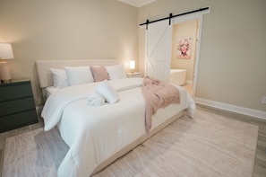 2 bedrooms, iron/ironing board, WiFi, bed sheets - Relax at Sky House — Cozy 2BR Getaway in Wesley Chapel (Wesley Chapel)