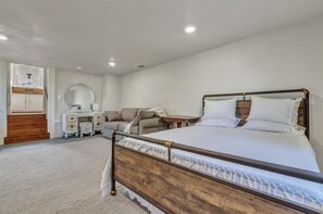 Room - Josies Farmhaus Stock Pool Hot Tub Wildlife (Fredericksburg)