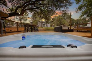 Outdoor dining - Josies Farmhaus Stock Pool Hot Tub Wildlife (Fredericksburg)