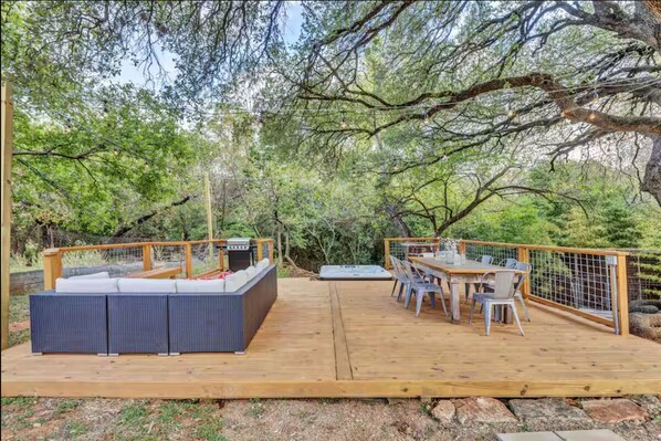 Outdoor dining - Josies Farmhaus Stock Pool Hot Tub Wildlife (Fredericksburg)