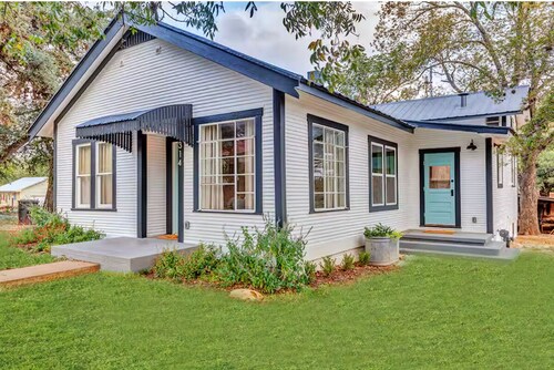 Josie's Farmhaus | Sleeps 10 | Pool + hot tub