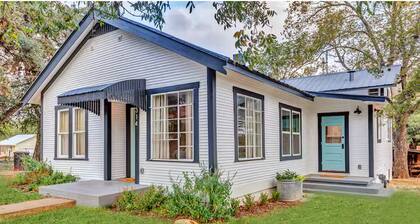 Josie's Farmhaus | Sleeps 10 | Pool + hot tub