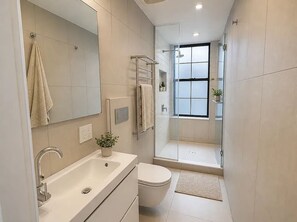Shower, towels, toilet paper - Furnished 2BR - Vibrant Lower East Side - Modern Finishes, Prime Location (New York)