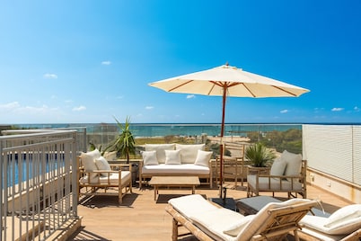 Beachfront Apartment with Balcony and Rooftop Pool