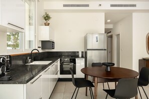 Réfrigérateur, micro-ondes, plaque de cuisson, grille-pain