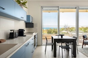 Kühlschrank, Mikrowelle, Herdplatte, Toaster