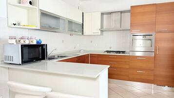 Fridge, dishwasher