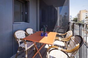 Outdoor dining - Mamad City Rail Pulse: Modern Design w Balcony (Tel Aviv-Yafo)