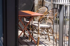Outdoor dining - Mamad City Rail Pulse: Modern Design w Balcony (Tel Aviv-Yafo)