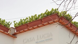 Um edifício com uma placa que diz 'CASA LUCIA RELAXING ROOMS'.
