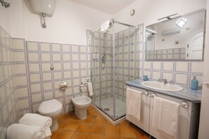 Doppelzimmer, 1 King-Bett und Schlafsofa | Badezimmer | Dusche, Haartrockner, Handtücher, Seife