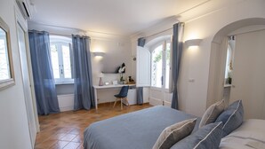 Um quarto com uma cama, uma escrivaninha e uma cadeira.