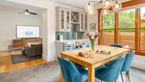 Una cocina moderna con comedor, armarios de madera y un amplio ventanal con vistas.