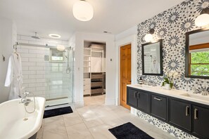Hair dryer, towels, soap, shampoo - Historic Craftsman Gem w/ Hot Tub, 5 Min to Downtown (Boulder)