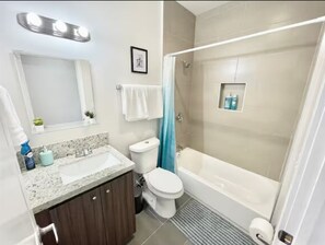 Haartrockner, Handtücher, Seife, Toilettenpapier