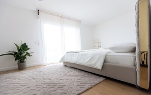Tabla de planchar con plancha y ropa de cama 