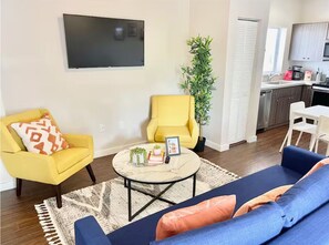 Living area - Prime Location 1BR | Close to Beach & shops (Miami)