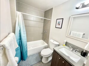 Haartrockner, Handtücher, Seife, Toilettenpapier