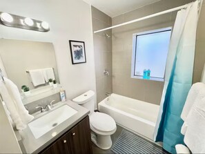 Haartrockner, Handtücher, Seife, Toilettenpapier