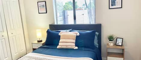 1 habitación, tabla de planchar con plancha, wifi gratis y ropa de cama