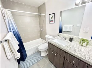Haartrockner, Handtücher, Seife, Toilettenpapier
