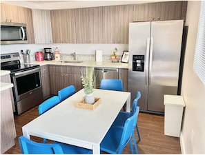 Coffee/tea maker, fridge, microwave, oven - Spacious 2BR Suite | Prime Miami location (Miami)