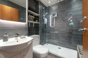 Dusche, Haartrockner, Handtücher, Seife