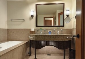 Bañera y ducha independientes, secador de pelo, zapatillas y toallas