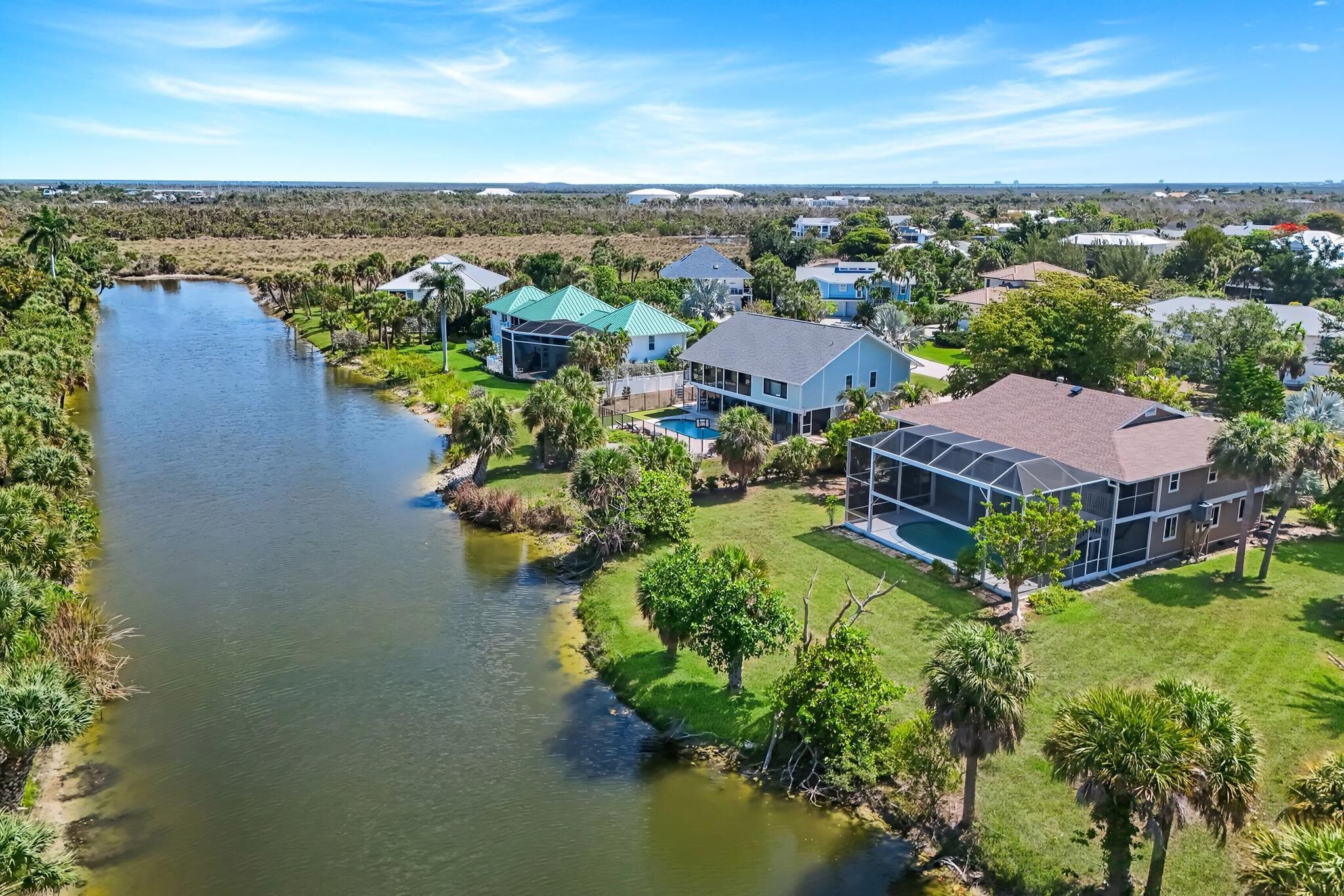 Zona residencial con casas, un río y una piscina.