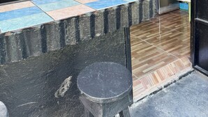 Una cocina equipada con salpicadero de azulejos, estufa a gas, microondas y refrigerador.