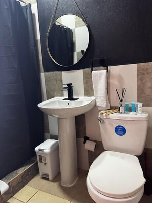 Shower, hair dryer, towels, soap - Chinuk Boutique Hotel (Puerto Viejo de Talamanca)