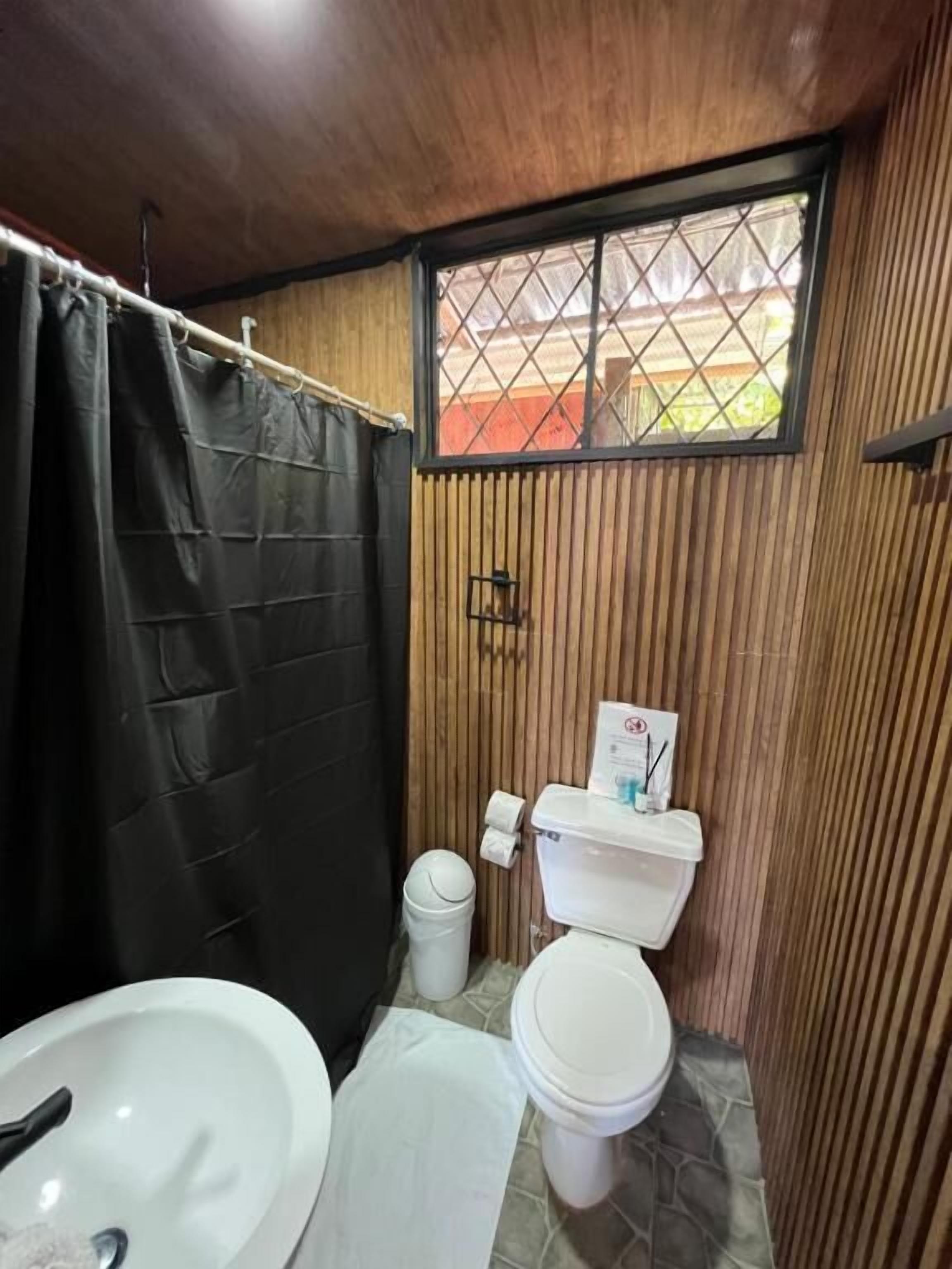 Kabin Tradisional | Kamar mandi | Shower, pengering rambut, handuk, dan sabun