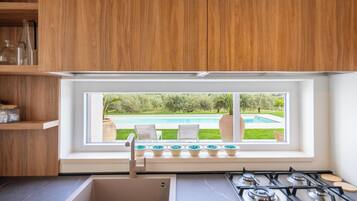 Refrigerador, microondas, horno, placa de cocina