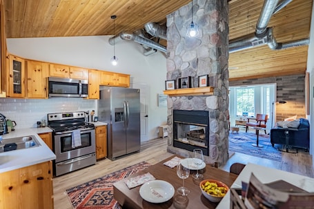 Fridge, microwave, oven, stovetop. NEW 3BR Cabin Near Sedona + walk to creek
