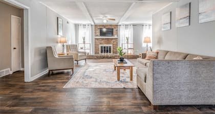 Mins from Parks, Hiking, & Dining- Brick Bungalow