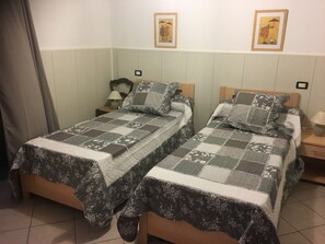 Tabla de planchar con plancha y ropa de cama 